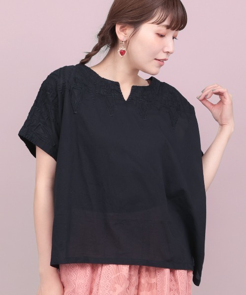 チチカカ(チチカカ)の「Rico ジオメトリーフェザー刺繍プルオーバー(Tシャツ/カットソー・レディース・ブラック/ライトブルー/アイボリー・FREE)」の2枚目の写真