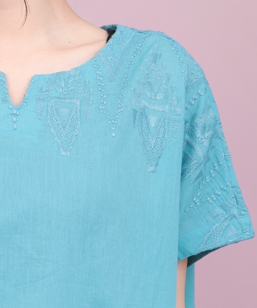 チチカカ(チチカカ)の「Rico ジオメトリーフェザー刺繍プルオーバー(Tシャツ/カットソー・レディース・ブラック/ライトブルー/アイボリー・FREE)」の7枚目の写真