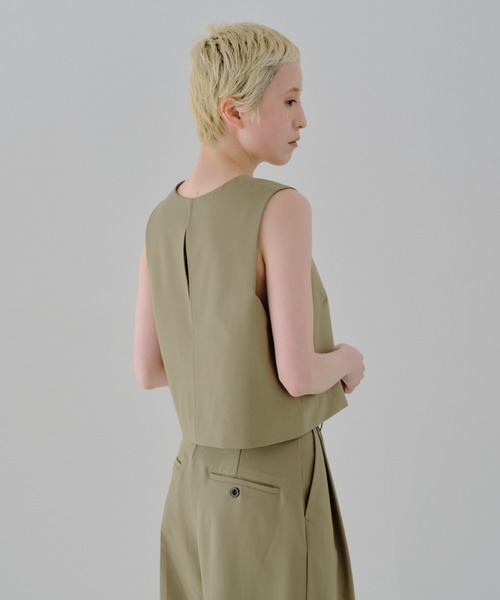 lit（リット）の「Cropped Sleeveless Tops（シャツ/ブラウス・レディース・ベージュ/ブラック・FREE）」の11枚目の写真