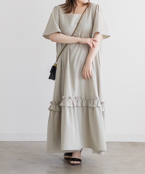 CLETTE(クレット)の「裾フリルAラインワンピース(ワンピース・レディース・ピンク/グレイッシュベージュ/ブラック・4L/3L/LL)」の2枚目の写真