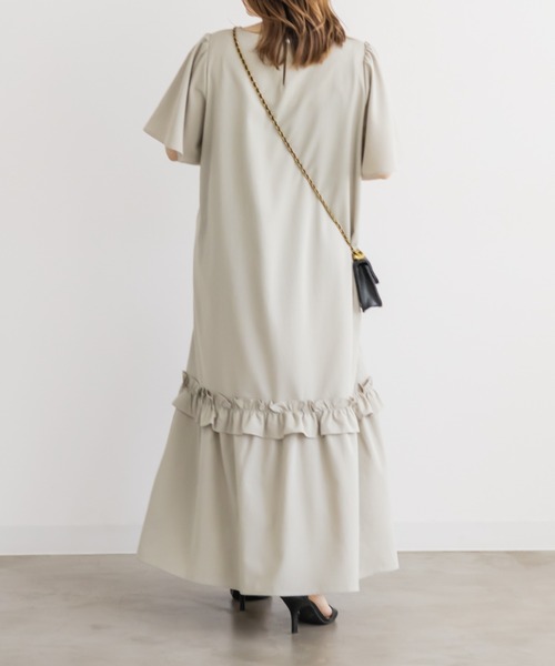 CLETTE(クレット)の「裾フリルAラインワンピース(ワンピース・レディース・ピンク/グレイッシュベージュ/ブラック・4L/3L/LL)」の6枚目の写真