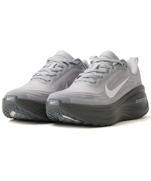 NIKE(ナイキ)の「NIKE VOMERO PLUS / ナイキ ズーム ボメロ プラス【SP】(スニーカー・メンズ・グレー・27.0cm/28.5cm/27.5cm/28.0cm/26.5cm/26.0cm)」の1枚目の写真