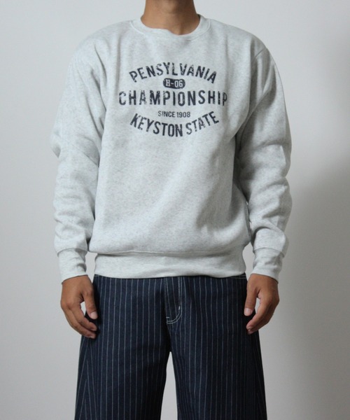 NYLAUS(ナイラス)の「【Nylaus】裏起毛 アメカジ ロゴプリント トレーナー スウェット 長袖(スウェット・メンズ・チャコール/杢グレー/ネイビー/オートミール/グレイッシュベージュ/ブラック・LL/L/M)」の4枚目の写真