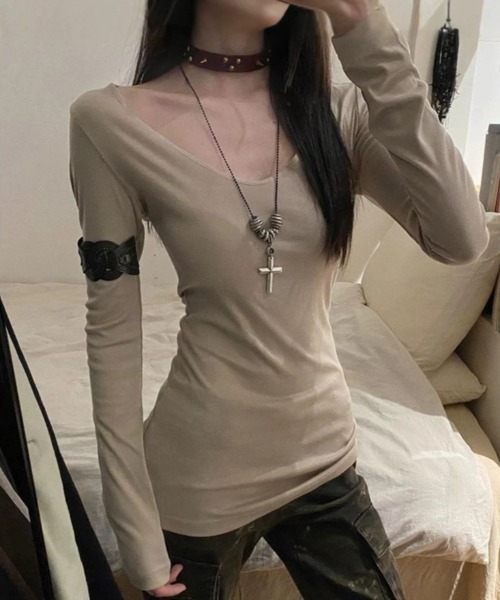 lilful(リルフル)の「【26年秋冬新作】バッククロスモチーフ サブカルグランジ スリムトップス(Tシャツ/カットソー・レディース・ベージュ・F)」の7枚目の写真