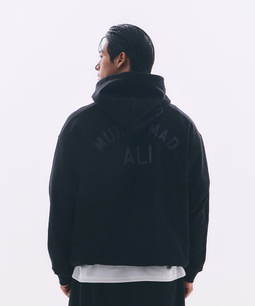 WAYDN（ウェイドゥン）の「[ALI] ザ・グレイテスト オーバーサイズ フードパーカー ブラック（パーカー・メンズ・その他・MEDIUM/X-LARGE/LARGE）」の2枚目の写真