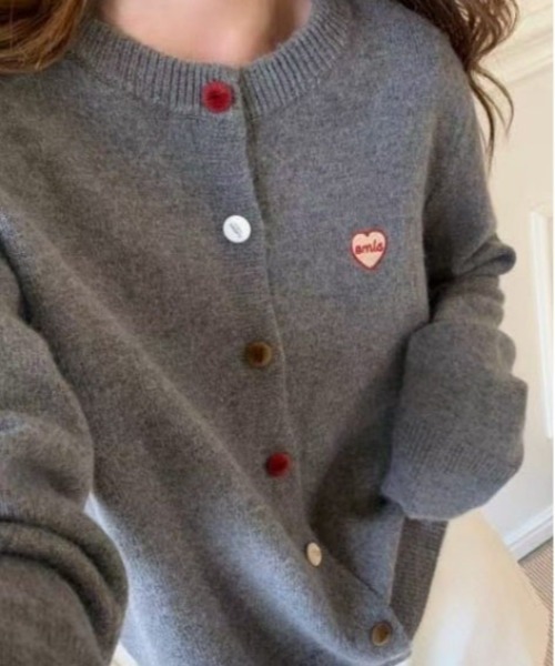 ＆soiree（アンドソワレ）の「ランダムボタンハート刺繍ニットカーディガン（カーディガン/ボレロ・レディース・オフホワイト/グレー/チャコール/オートミール/ブルー/イエロー/ピンク/レッド・FREE）」の2枚目の写真