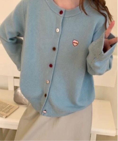 ＆soiree（アンドソワレ）の「ランダムボタンハート刺繍ニットカーディガン（カーディガン/ボレロ・レディース・オフホワイト/グレー/チャコール/オートミール/ブルー/イエロー/ピンク/レッド・FREE）」の5枚目の写真