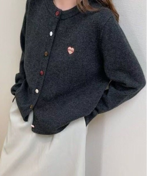 ＆soiree（アンドソワレ）の「ランダムボタンハート刺繍ニットカーディガン（カーディガン/ボレロ・レディース・オフホワイト/グレー/チャコール/オートミール/ブルー/イエロー/ピンク/レッド・FREE）」の3枚目の写真