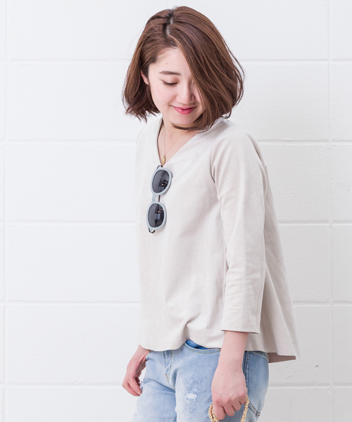 DouDou（ドゥドゥ）の「【DouDou】フェイクスエードVネックブラウス（シャツ/ブラウス・レディース・オフホワイト/サックスブルー/グリーン・FREE）」の2枚目の写真