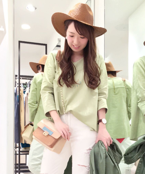 DouDou（ドゥドゥ）の「【DouDou】フェイクスエードVネックブラウス（シャツ/ブラウス・レディース・オフホワイト/サックスブルー/グリーン・FREE）」の3枚目の写真