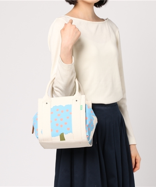 Ne-net(ネネット)の「(S)ハートりんごキャラメルバッグ(ハンドバッグ・レディース・ライトブルー/ブルー・FREE/フリー)」の7枚目の写真