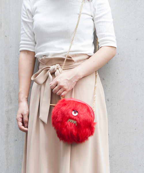 ACCOMMODE(アコモデ)の「モンスターファーポシェット(ショルダーバッグ・レディース・アイボリー/ブラック/グレー/ベージュ/グリーン/ライトグリーン/レッド/ピンク/ブルー/コーラルピンク・FREE)」の2枚目の写真