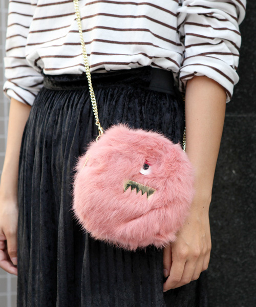 ACCOMMODE(アコモデ)の「モンスターファーポシェット(ショルダーバッグ・レディース・アイボリー/ブラック/グレー/ベージュ/グリーン/ライトグリーン/レッド/ピンク/ブルー/コーラルピンク・FREE)」の10枚目の写真