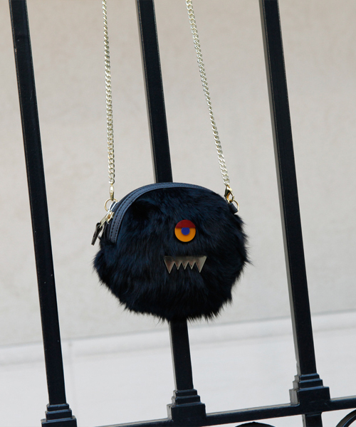 ACCOMMODE(アコモデ)の「モンスターファーポシェット(ショルダーバッグ・レディース・アイボリー/ブラック/グレー/ベージュ/グリーン/ライトグリーン/レッド/ピンク/ブルー/コーラルピンク・FREE)」の4枚目の写真