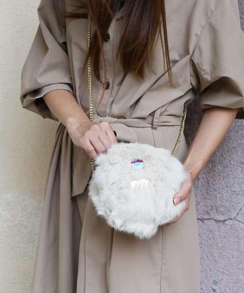 ACCOMMODE(アコモデ)の「モンスターファーポシェット(ショルダーバッグ・レディース・アイボリー/ブラック/グレー/ベージュ/グリーン/ライトグリーン/レッド/ピンク/ブルー/コーラルピンク・FREE)」の20枚目の写真