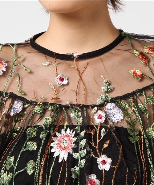 Color（カラー）の「フラワー刺繍シアートップス（シャツ