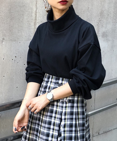 PAGEBOY(ページボーイ)の「スムースタートルプルオーバー(Tシャツ/カットソー・レディース・ブラック/モカ/ライトベージュ・FREE)」の1枚目の写真