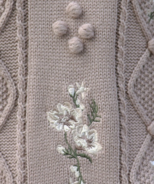 PairPair（ペアペア）の「フラワー刺繍ケーブルニットプル