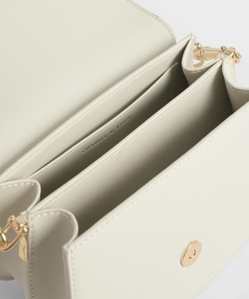 CHARLES & KEITH(チャールズ & キース)の「メタルアクセント ショルダーバッグ / Metal Accent Shoulder Bag(ショルダーバッグ・レディース・ブラック/ダークブラウン/オフホワイト・S)」の6枚目の写真