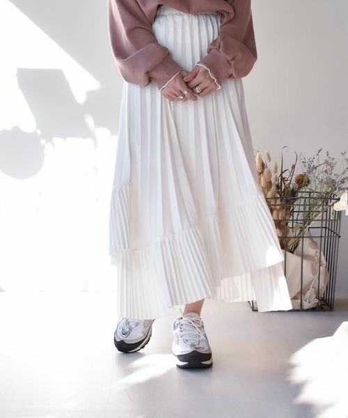 muure(ミュール)の「アシンメトリー切り替えプリーツスカート(スカート・レディース・ベージュ/ブラック/ホワイト・FREE)」の1枚目の写真