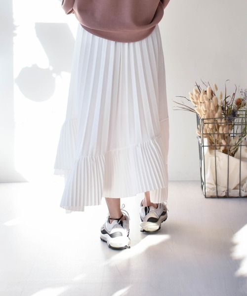 muure(ミュール)の「アシンメトリー切り替えプリーツスカート(スカート・レディース・ベージュ/ブラック/ホワイト・FREE)」の12枚目の写真