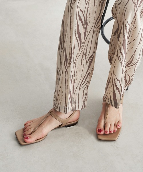 DouDou（ドゥドゥ）の「【atelier brugge／アトリエブルージュ】スクエアトゥフラットサンダル（サンダル・レディース・ベージュ/ブラック・23.5/24.5）」の2枚目の写真