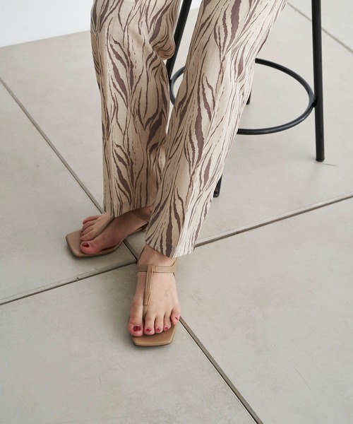 DouDou（ドゥドゥ）の「【atelier brugge／アトリエブルージュ】スクエアトゥフラットサンダル（サンダル・レディース・ベージュ/ブラック・23.5/24.5）」の3枚目の写真