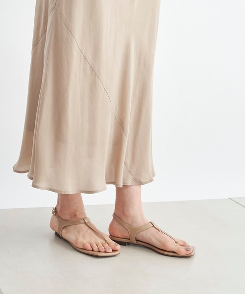 DouDou（ドゥドゥ）の「【atelier brugge／アトリエブルージュ】スクエアトゥフラットサンダル（サンダル・レディース・ベージュ/ブラック・23.5/24.5）」の4枚目の写真