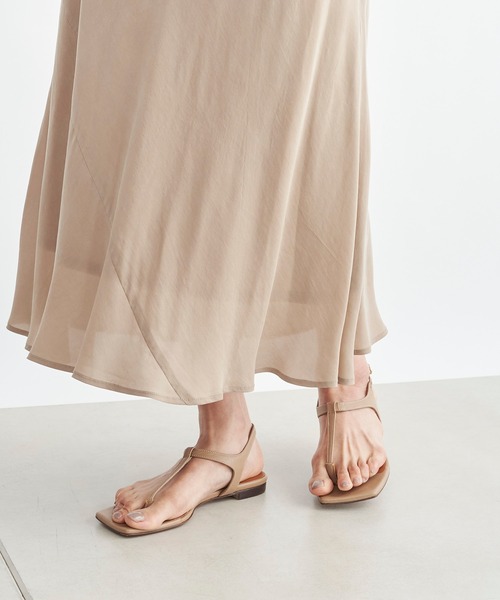 DouDou（ドゥドゥ）の「【atelier brugge／アトリエブルージュ】スクエアトゥフラットサンダル（サンダル・レディース・ベージュ/ブラック・23.5/24.5）」の5枚目の写真