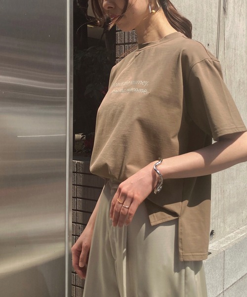 &g'aime（アンジェム）の「【&g'aime】ロゴ×刺繍プリントTシャツ（Tシャツ/カットソー・レディース・ホワイト/ブラック/ベージュ/グリーン・FREE）」の9枚目の写真