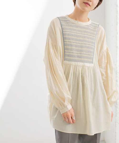 KBF（ケイビーエフ）の「スモッキングギャザーブラウス（シャツ/ブラウス・レディース・チャコールグレー/オフホワイト/ベージュ系その他・ONE）」の4枚目の写真