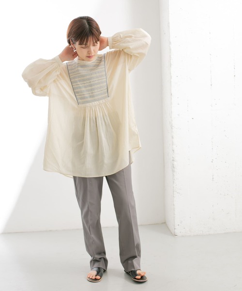 KBF（ケイビーエフ）の「スモッキングギャザーブラウス（シャツ/ブラウス・レディース・チャコールグレー/オフホワイト/ベージュ系その他・ONE）」の12枚目の写真