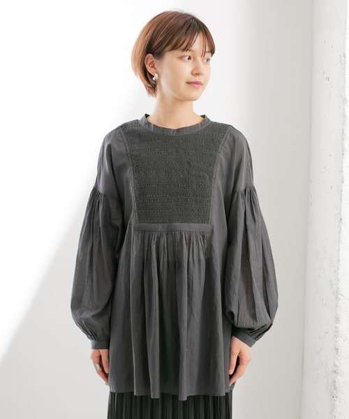 KBF（ケイビーエフ）の「スモッキングギャザーブラウス（シャツ/ブラウス・レディース・チャコールグレー/オフホワイト/ベージュ系その他・ONE）」の5枚目の写真