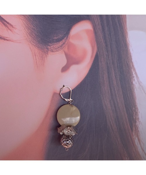 tone(トーン)の「【lensa】苺の花ピアス(MA)(ピアス(両耳用)・レディース・シルバー・FREE)」の3枚目の写真