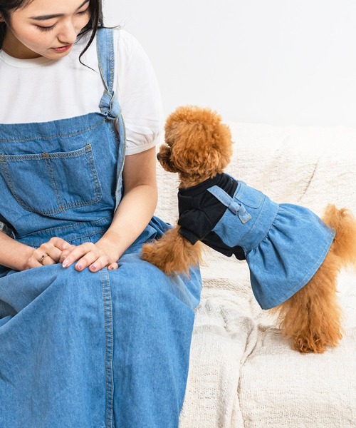 Toyome(トヨミー)の「【飼い主と犬服のペアルックセット】防蚊加工パフ袖Tシャツ×デニムワンピース ジャンスカタイプ(ペットウェア・レディース・ブラック/ホワイト系その他/ホワイト・S/XXS/M/SS/L)」の3枚目の写真