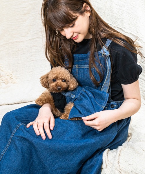 Toyome(トヨミー)の「【飼い主と犬服のペアルックセット】防蚊加工パフ袖Tシャツ×デニムワンピース ジャンスカタイプ(ペットウェア・レディース・ブラック/ホワイト系その他/ホワイト・S/XXS/M/SS/L)」の1枚目の写真