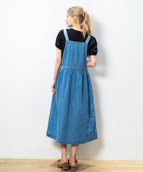 Toyome(トヨミー)の「【飼い主と犬服のペアルックセット】防蚊加工パフ袖Tシャツ×デニムワンピース ジャンスカタイプ(ペットウェア・レディース・ブラック/ホワイト系その他/ホワイト・S/XXS/M/SS/L)」の9枚目の写真