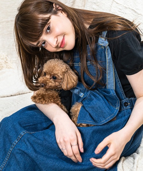 Toyome(トヨミー)の「【飼い主と犬服のペアルックセット】防蚊加工パフ袖Tシャツ×デニムワンピース ジャンスカタイプ(ペットウェア・レディース・ブラック/ホワイト系その他/ホワイト・S/XXS/M/SS/L)」の11枚目の写真
