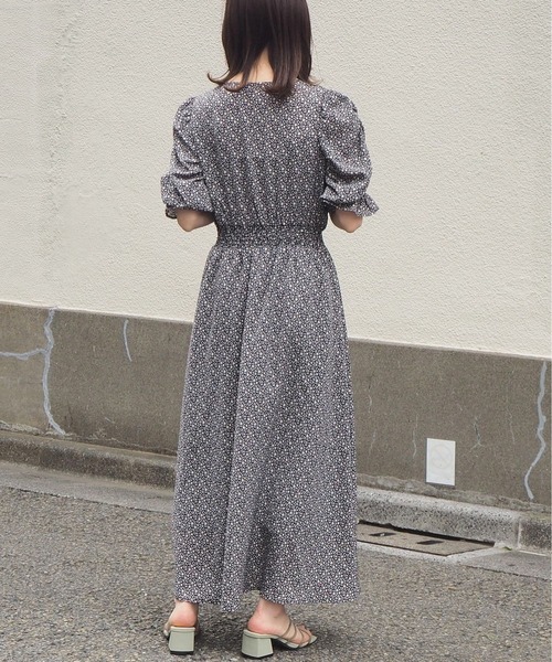 tiptop(ティップトップ)の「パワーショルダーVネックワンピース(ワンピース・レディース・ブラック/オフホワイト/ブルー・FREE)」の4枚目の写真