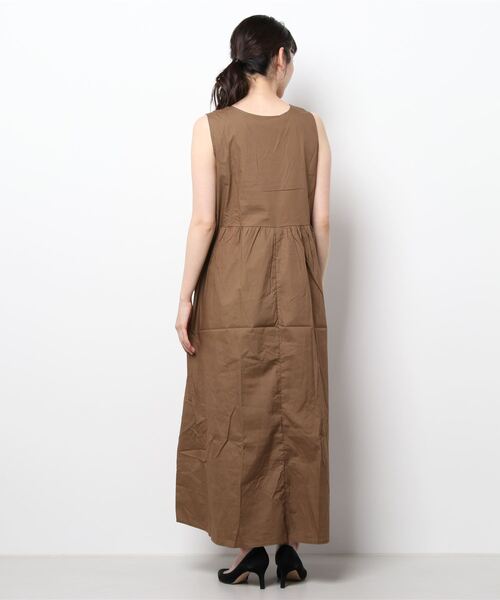 Monocoro toppi（モノコロトッピ）の「コットンギャザーロングワンピース（デニムパンツ・レディース・ブラウン/ブラック・M）」の4枚目の写真