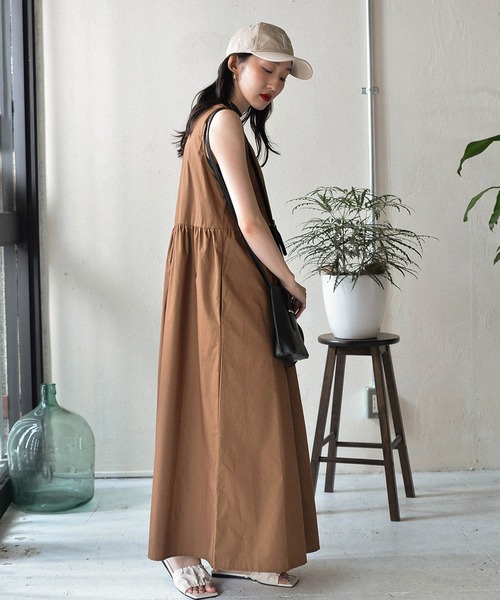 Monocoro toppi（モノコロトッピ）の「コットンギャザーロングワンピース（デニムパンツ・レディース・ブラウン/ブラック・M）」の11枚目の写真