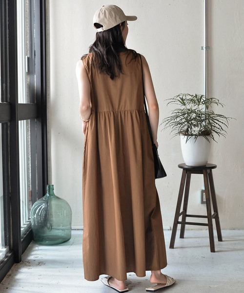 Monocoro toppi（モノコロトッピ）の「コットンギャザーロングワンピース（デニムパンツ・レディース・ブラウン/ブラック・M）」の13枚目の写真