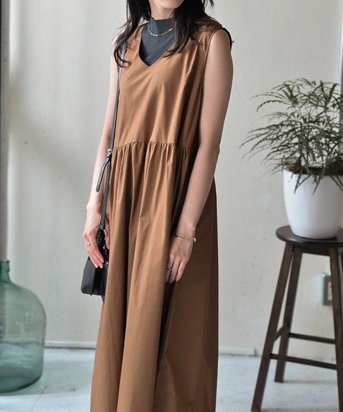 Monocoro toppi（モノコロトッピ）の「コットンギャザーロングワンピース（デニムパンツ・レディース・ブラウン/ブラック・M）」の14枚目の写真