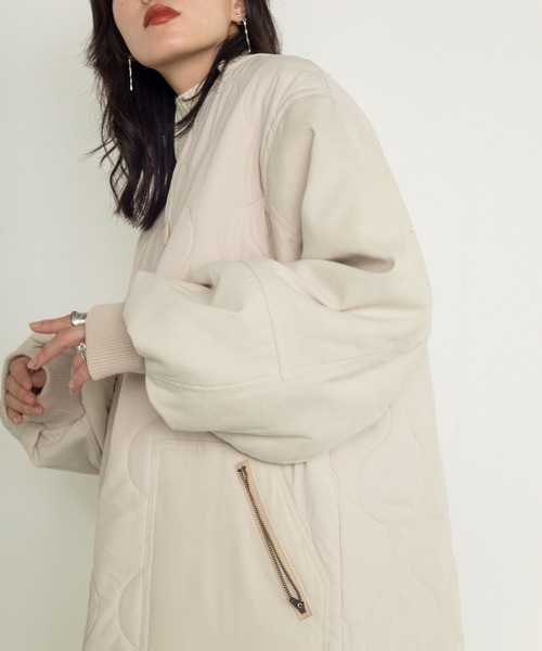 w closet(ダブルクローゼット)の「ひょうたんキルティングロングコート(ノーカラージャケット・レディース・ブラック/カーキ/アイボリー・FREE)」の5枚目の写真
