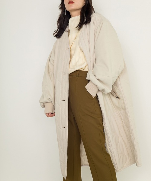 w closet(ダブルクローゼット)の「ひょうたんキルティングロングコート(ノーカラージャケット・レディース・ブラック/カーキ/アイボリー・FREE)」の11枚目の写真
