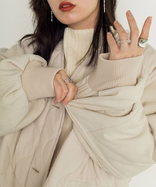 w closet(ダブルクローゼット)の「ひょうたんキルティングロングコート(ノーカラージャケット・レディース・ブラック/カーキ/アイボリー・FREE)」の12枚目の写真
