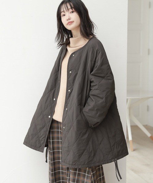 LAKOLE（ラコレ）の「エアサーマルAラインキルトジャケット / 215608（ナイロンジャケット・レディース・チャコールグレー/アイボリー/カーキ・SMALL/MEDIUM）」の2枚目の写真