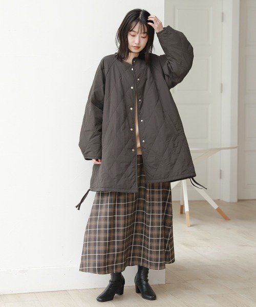 LAKOLE（ラコレ）の「エアサーマルAラインキルトジャケット / 215608（ナイロンジャケット・レディース・チャコールグレー/アイボリー/カーキ・SMALL/MEDIUM）」の9枚目の写真