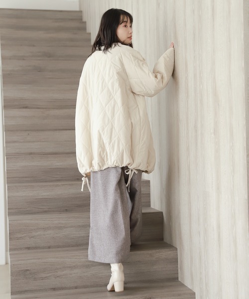LAKOLE（ラコレ）の「エアサーマルAラインキルトジャケット / 215608（ナイロンジャケット・レディース・チャコールグレー/アイボリー/カーキ・SMALL/MEDIUM）」の10枚目の写真