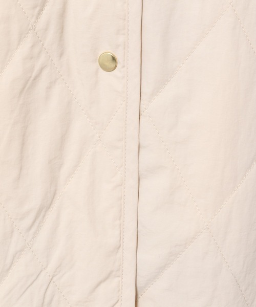 LAKOLE（ラコレ）の「エアサーマルAラインキルトジャケット / 215608（ナイロンジャケット・レディース・チャコールグレー/アイボリー/カーキ・SMALL/MEDIUM）」の18枚目の写真